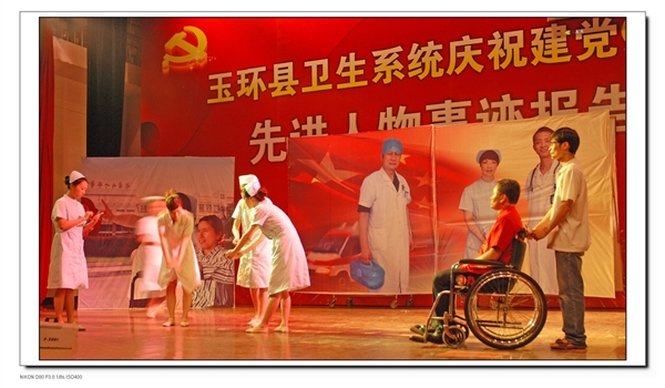 根據(jù)阮宏標(biāo)、萬曉慧、王充事跡改編的詩朗誦伴舞“白衣禮贊”