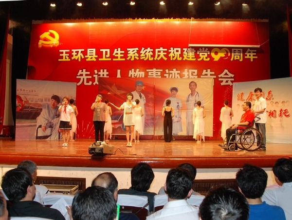 根據(jù)阮宏標(biāo)、萬曉慧、王充事跡改編的詩朗誦伴舞“白衣禮贊”